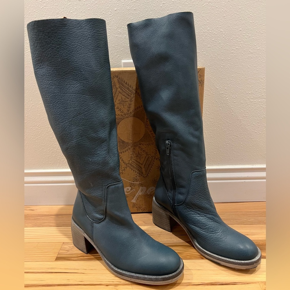 Brand new Free People rinsed navy essential tall slouch boots size 38 blue